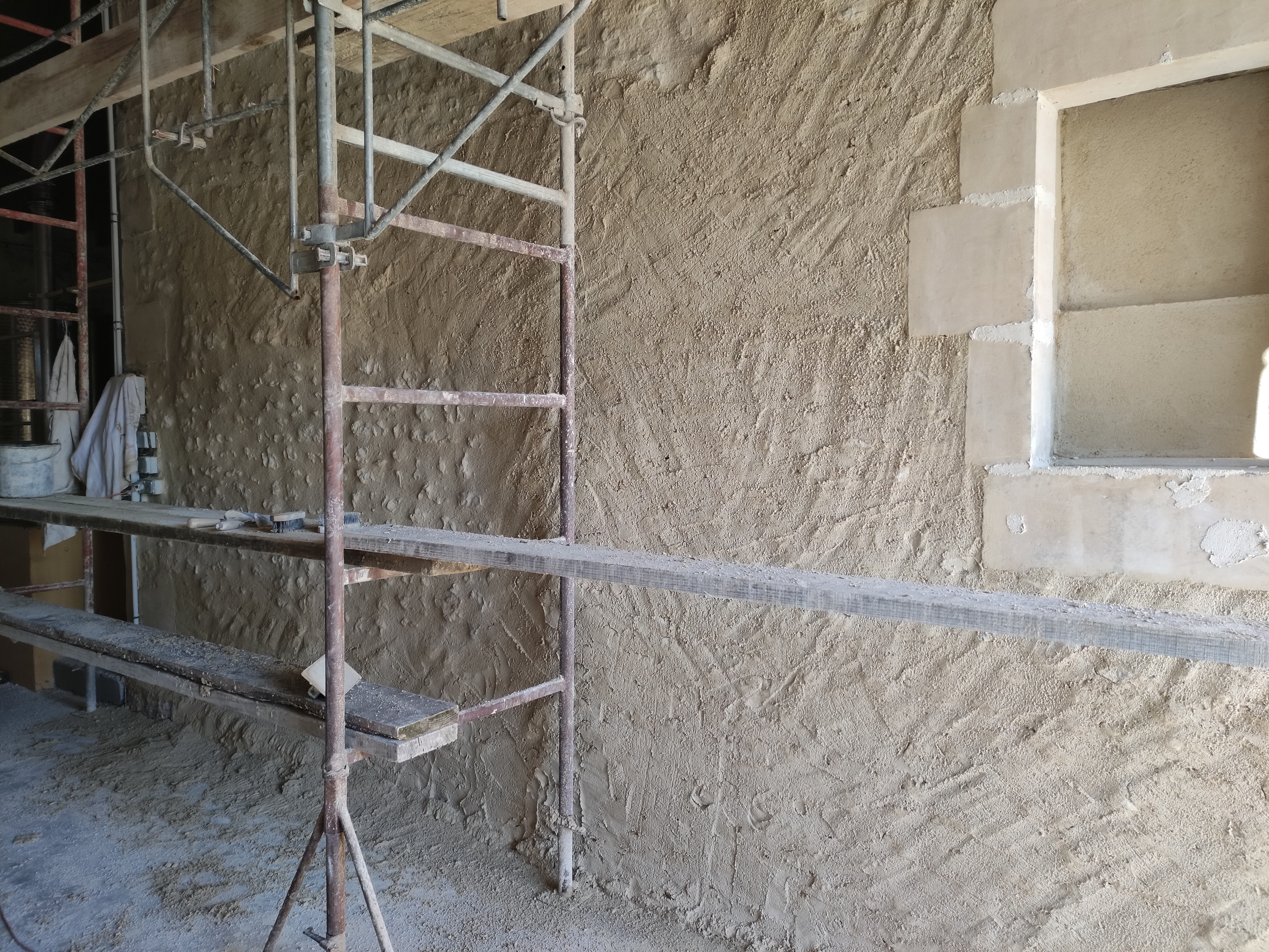 La chaux naturelle dans la rénovation : pourquoi ce matériau ancestral est-il irremplaçable ?