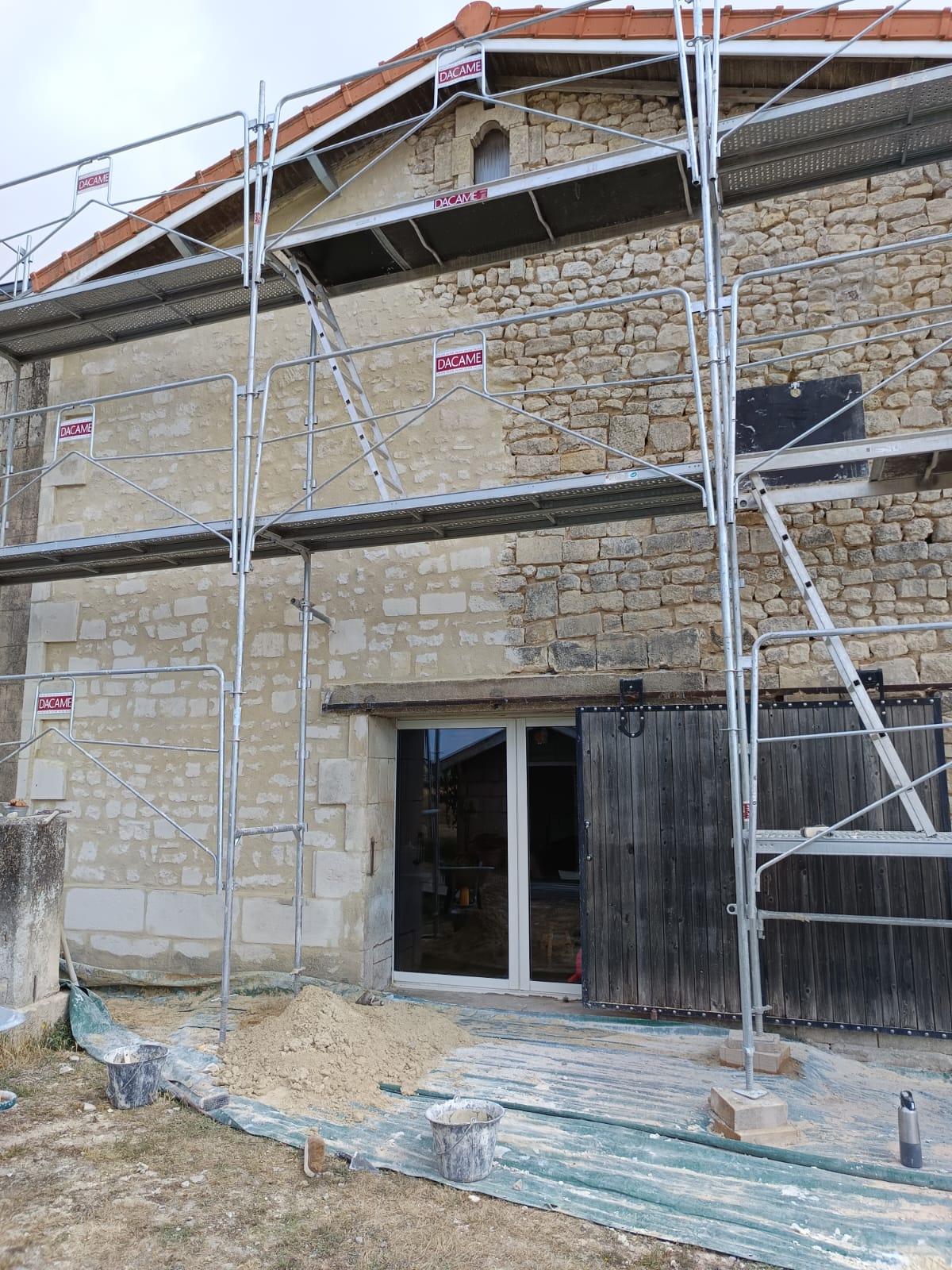 Façade en cours de restauration – artisan maçon spécialisé en bâti ancien