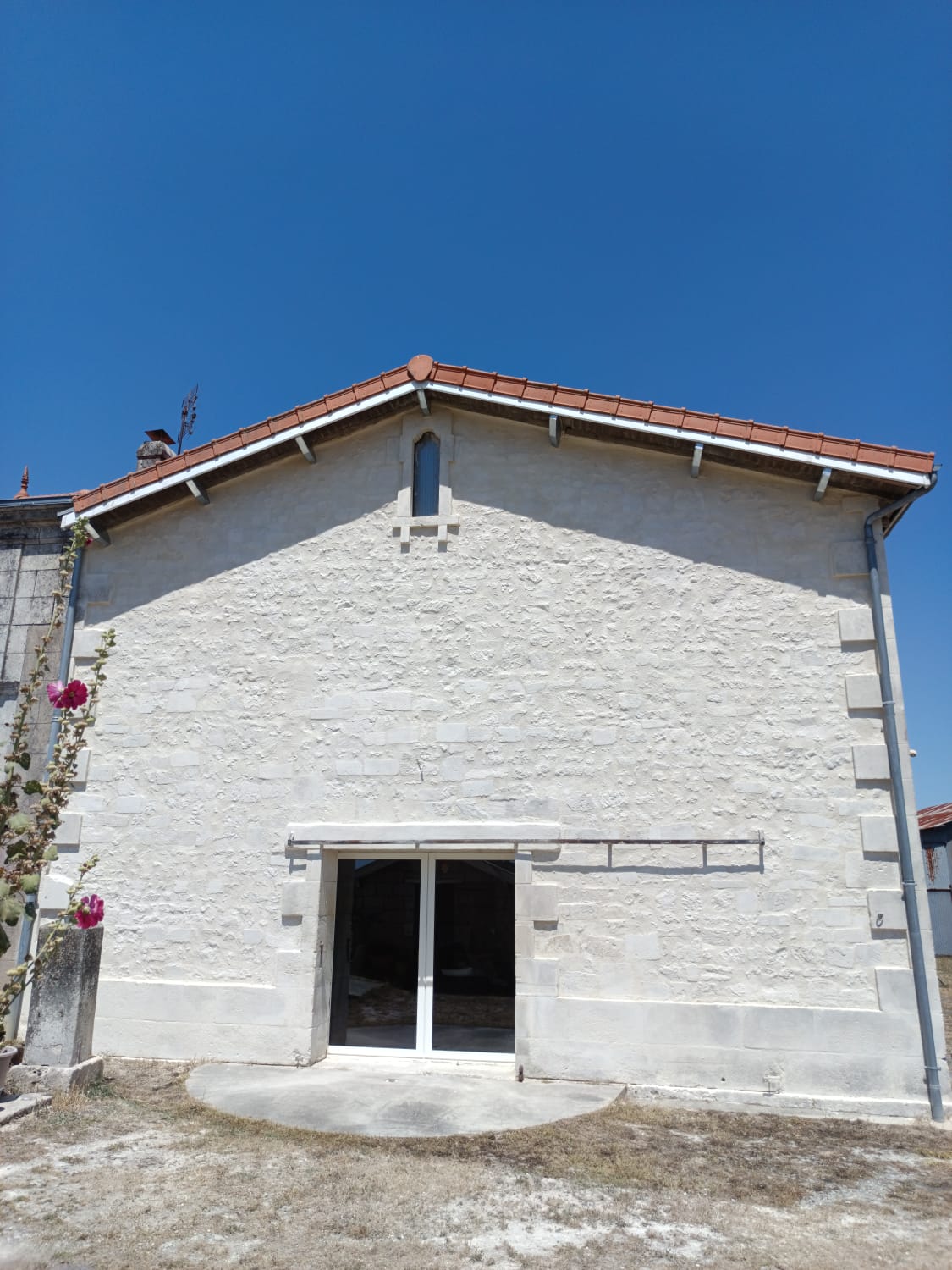 Façade rénovée en moellons et pierre de taille – enduit à la chaux